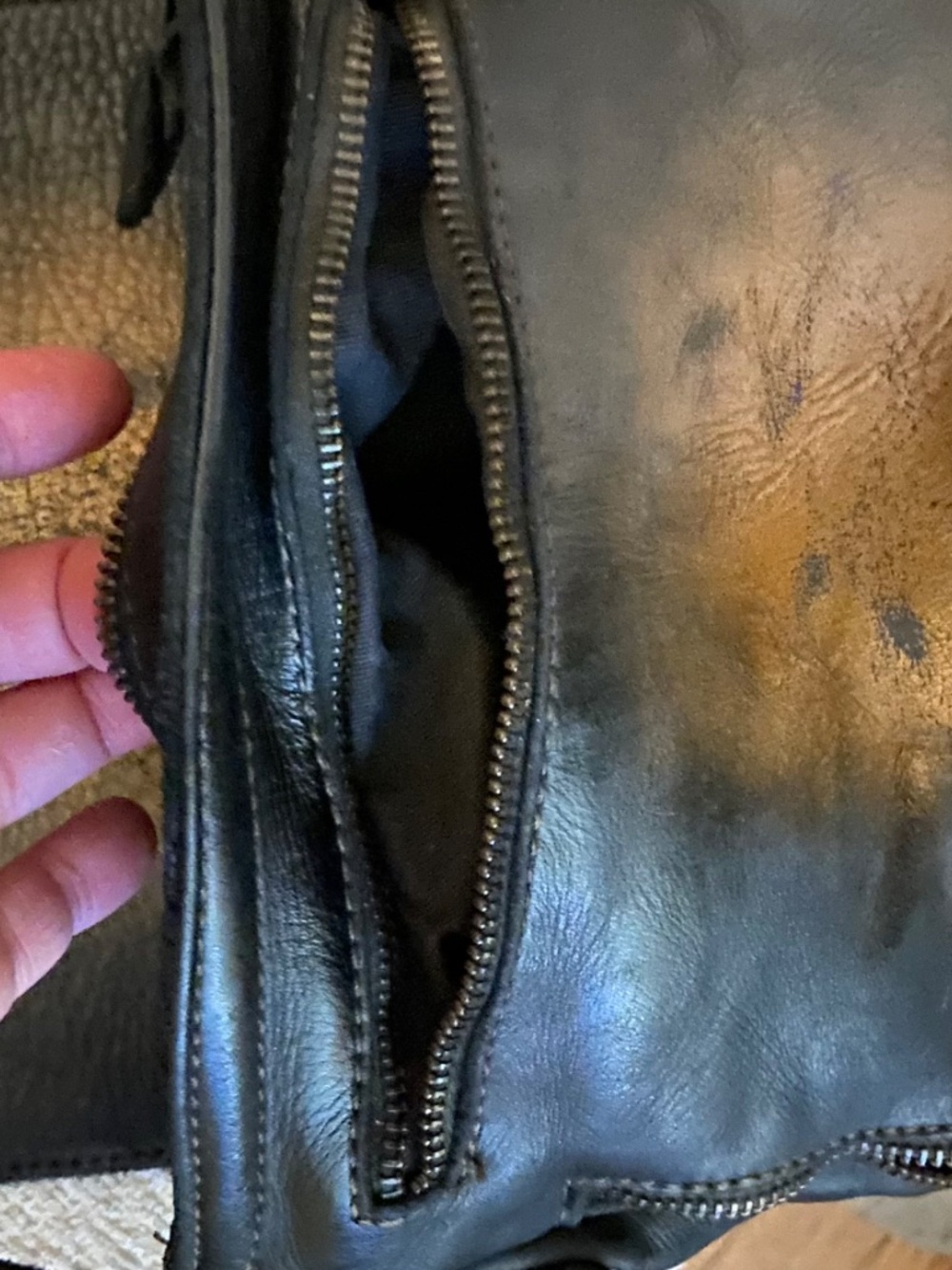 Lusher Leather Crossbody NEW - Picture 7 of 7